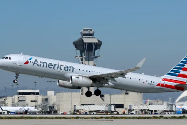 Más de 1.000 argentinos se encuentran varados en Estados Unidos debido a la cancelación de vuelos de American Airlines