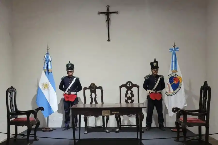 UNA JUNTO A LA OTRA. El Salón de la Jura, con las enseñas.