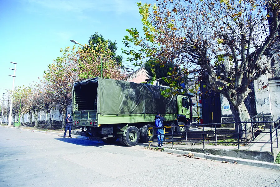 TRÁMITE DEMORADO. Un par de meses atrás, camiones del Ejército ingresaran a los galpones para retirar algo de mercadería que luego fue distribuida.