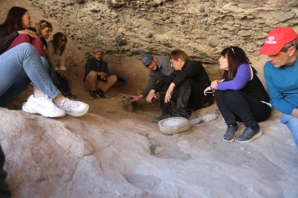 HALLAZGOS. Martínez muestra a Salamone hallazgos en cueva. 