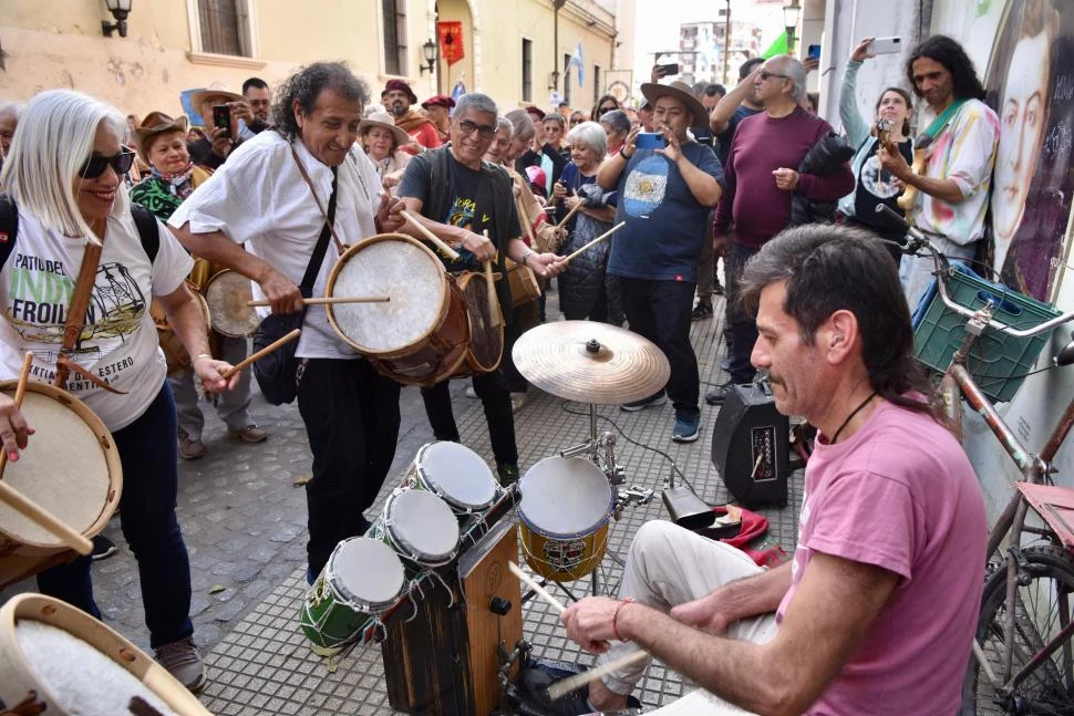 CONTRAPUNTO. En el Paseo de la Independencia. LA GACETA / FOTOs DE INÉS QUINTEROS ORIO