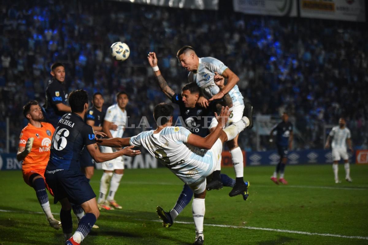 POTENCIA. Gianluca Ferrari se llevó puesto a Bruno Bianchi y esa pelota tiene destino de gol. Foto: Diego Aráoz - LA GACETA