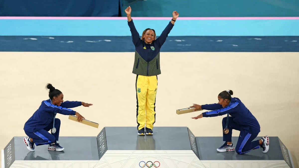 Reverencia. Simone Biles tuvo un gran gesto con la ganadora de la prueba de suelo Rebeca Andrada.