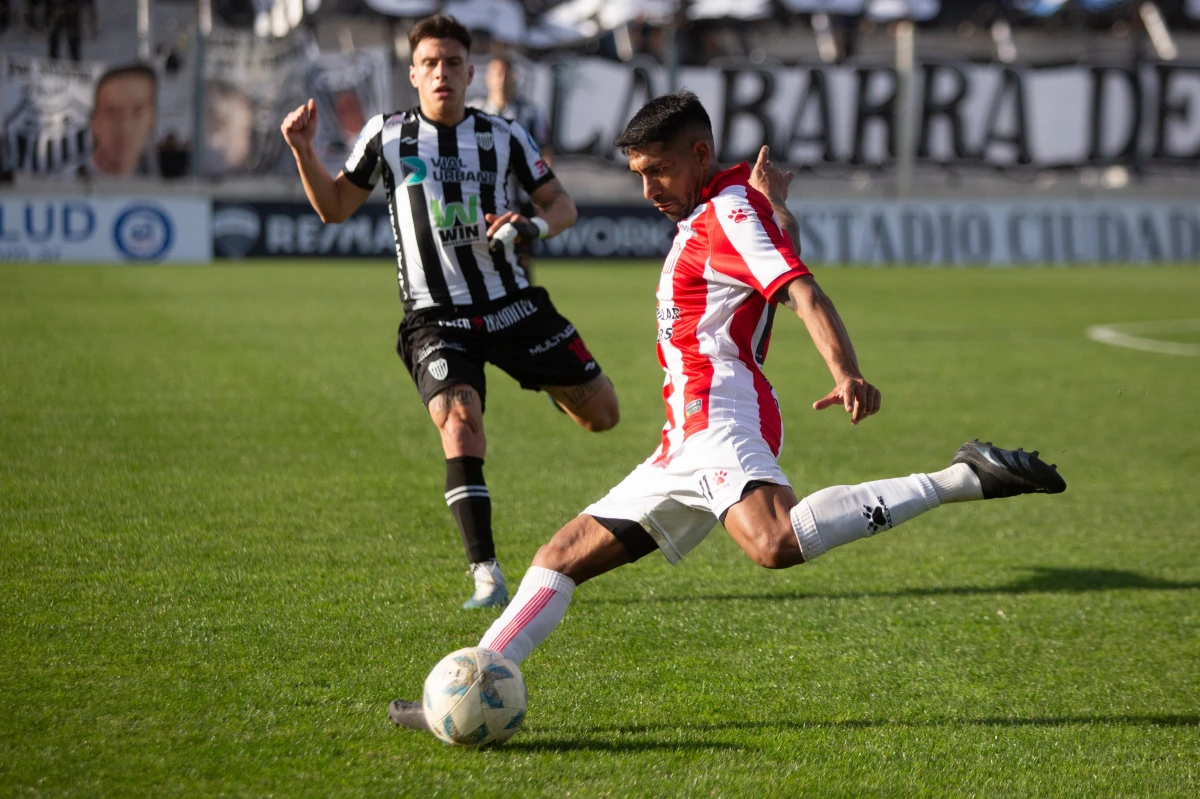 GRAN PEGADA. Además de generar en el juego y brindar asistencias, Matías “Caco” García también busca incansablemente su gol. El volante aporta de su jerarquía, con remates de larga distancia.