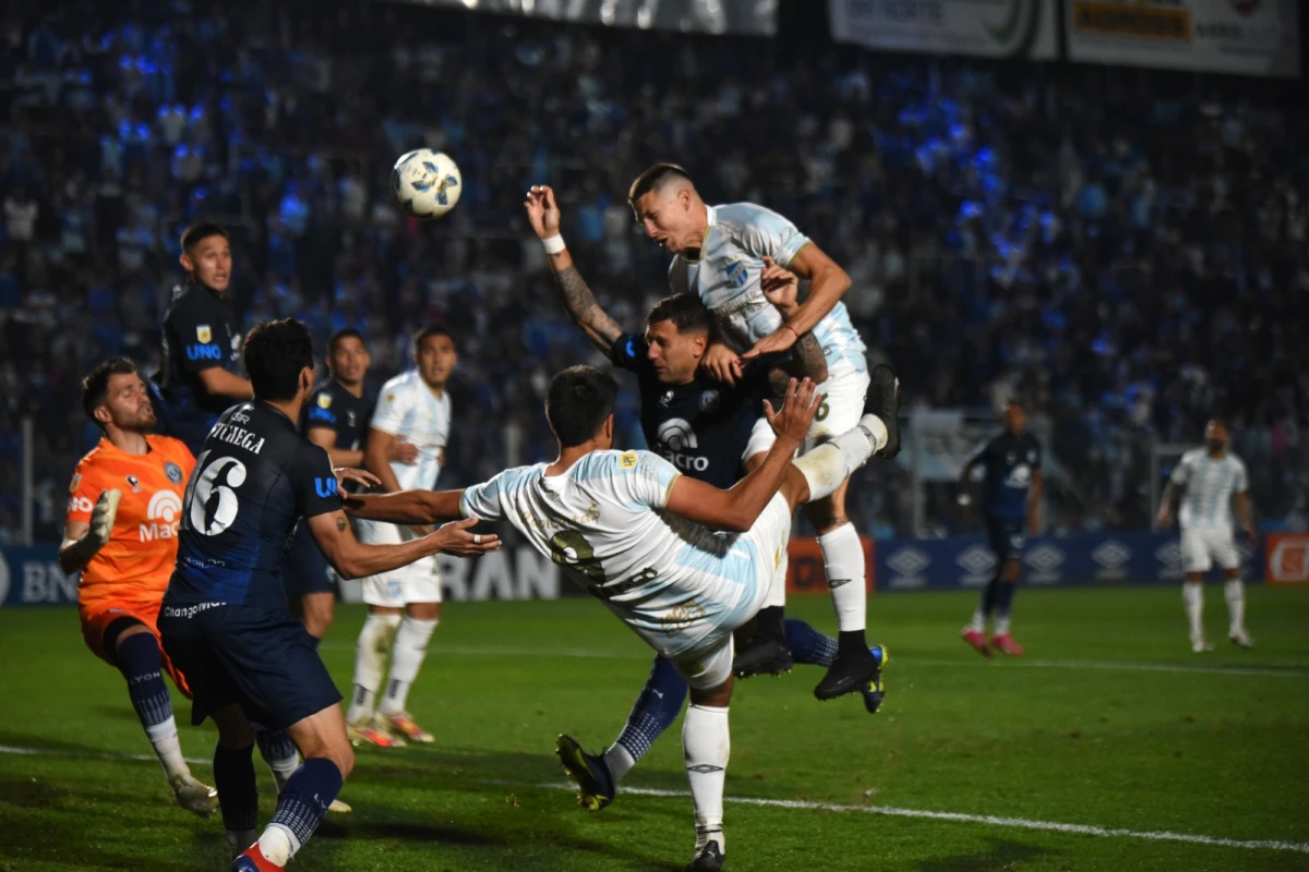 CLAVE. Gianluca Ferrari se anticipa a Bruno Bianchi y cabecea la pelota que tiene destino de gol. Foto: Diego Aráoz - LA GACETA