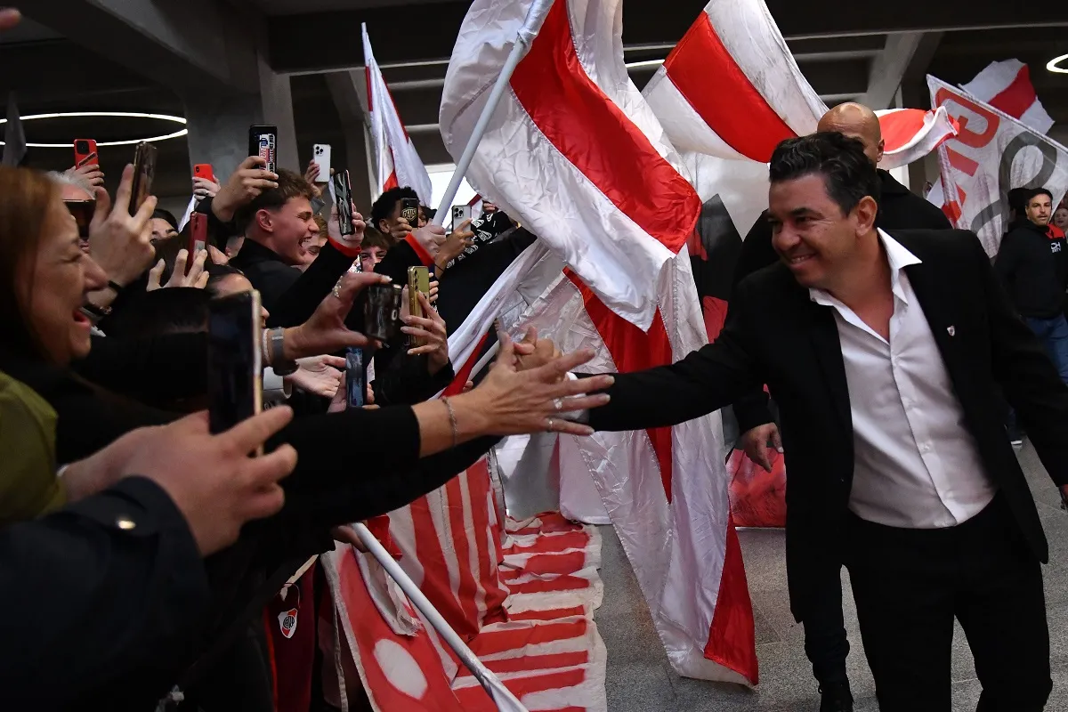 FELICIDAD. Marcelo Gallardo saluda a unos fanáticos que se acercaron para recibirlo.