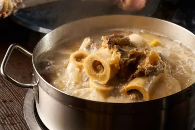 El caldo de huesos que aporta colágeno y fortalece el sistema inmunológico ¿cómo hacerlo en casa?