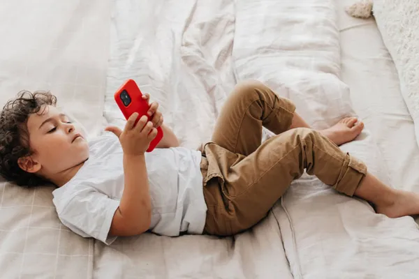 Consejos para el Día del Niño: ¿a qué edad conviene que los chicos tengan su propio celular?