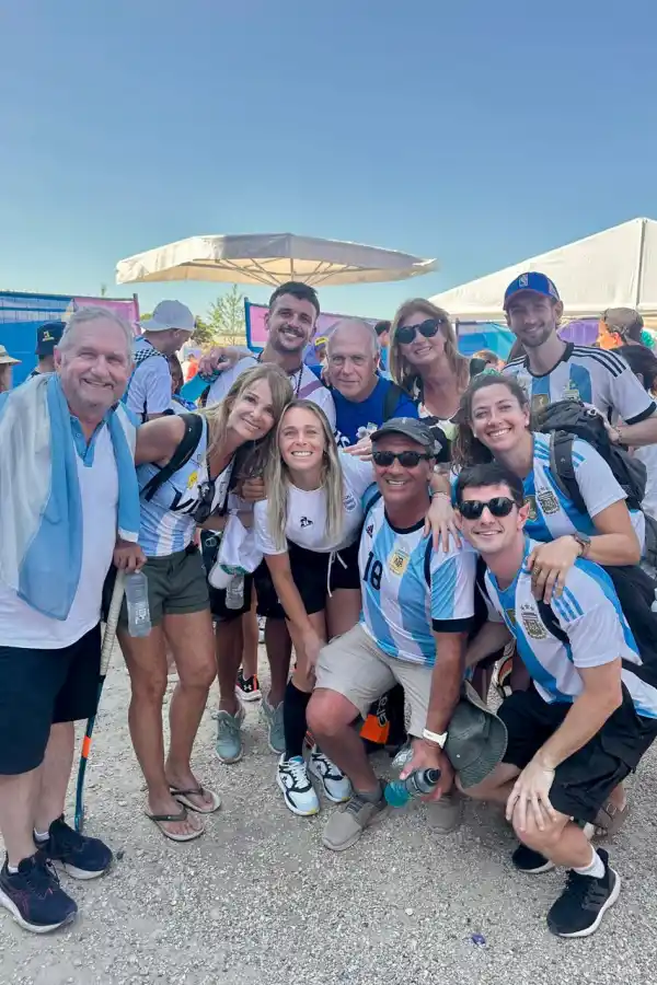 EN FAMILIA. Lanati (primero desde la izquierda) junto a la familia de 