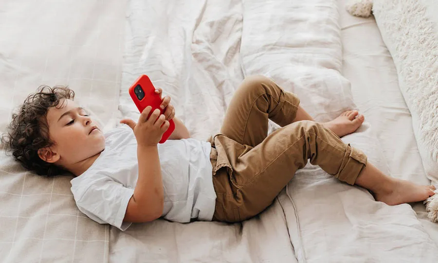 Consejos para el Día del Niño: ¿a qué edad conviene que los chicos tengan su propio celular?
