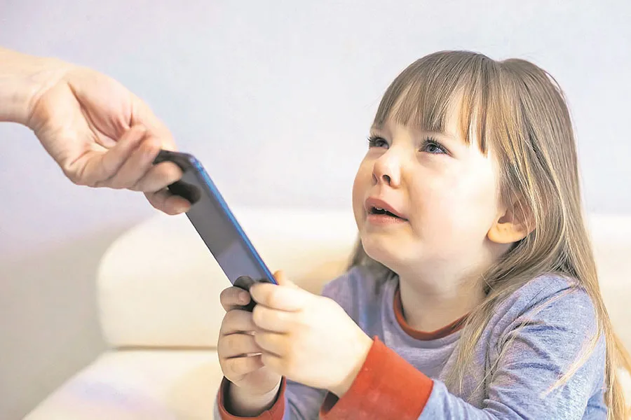 Consejos para el Día del Niño: ¿a qué edad conviene que los chicos tengan su propio celular?