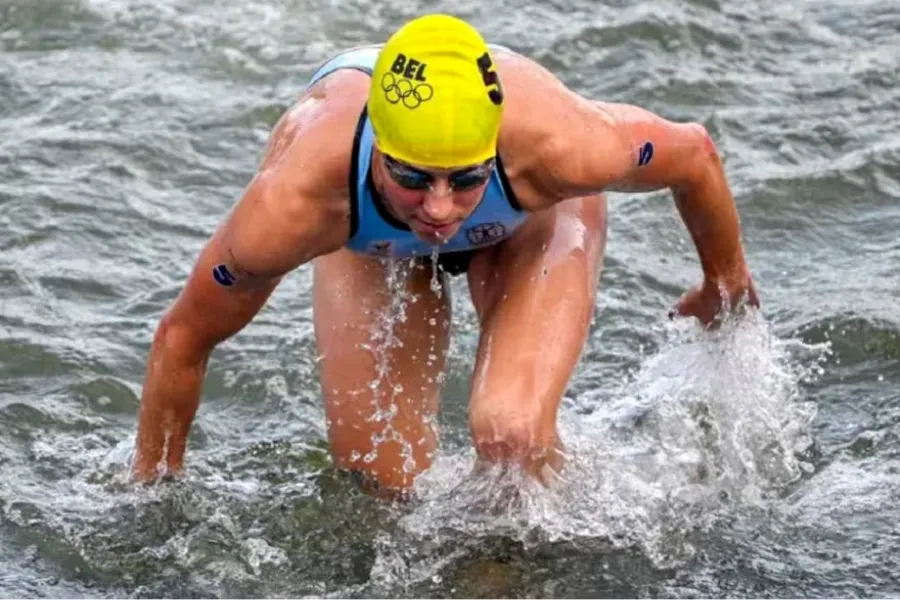 INTERNADA. La atleta quedó hospitalizada después de nadar en el Río Sena. / INSTAGRAM @clairemicheltri.