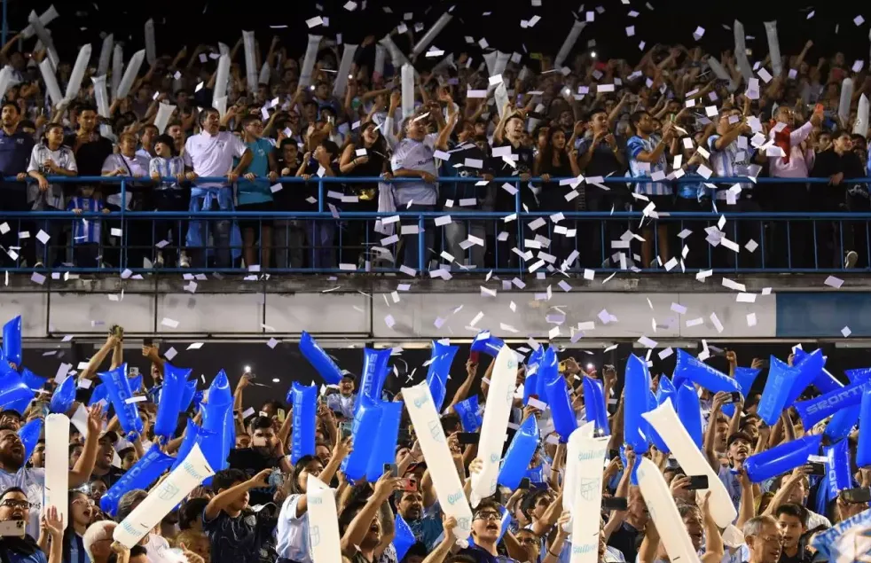 La impactante pelea entre hinchas en el partido de Atlético Tucumán