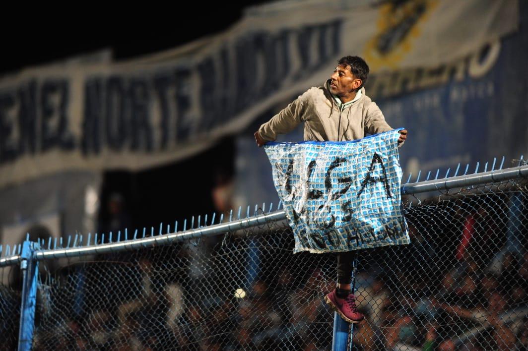 INSÓLITO. Un fanático cortó una lona de pelopincho para armar el cartel dedicado a 