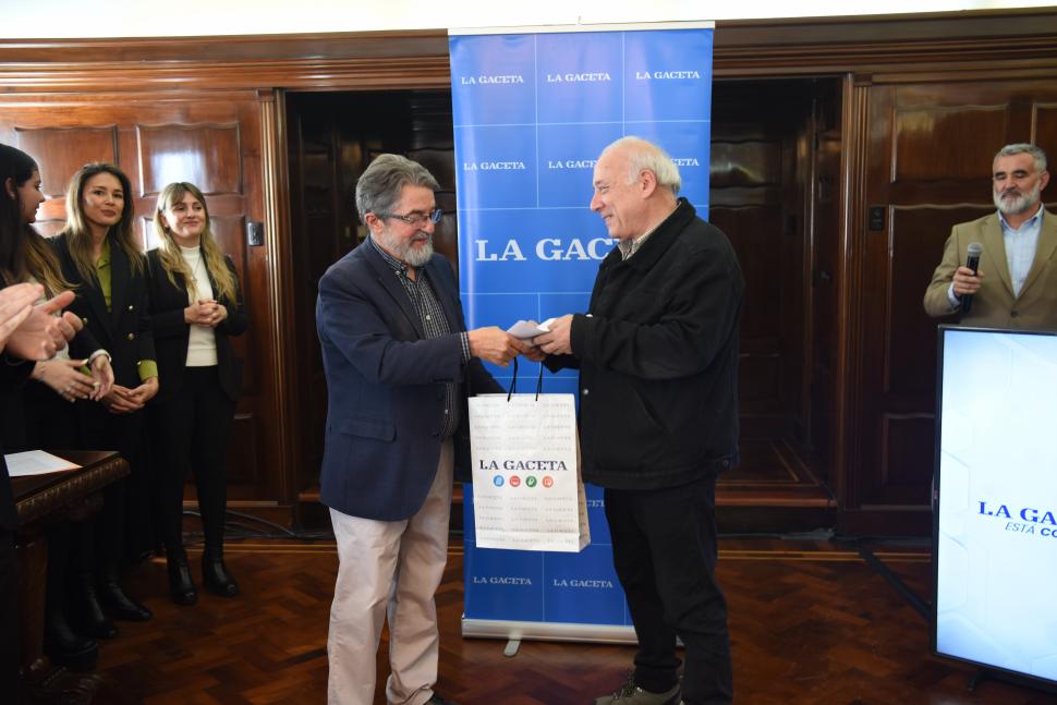 RECONOCIMIENTO. El secretario de LA GACETA Roberto Delgado entrega una distinción al fotógrafo Antonio Ferroni, que cumplió 30 años en el diario.