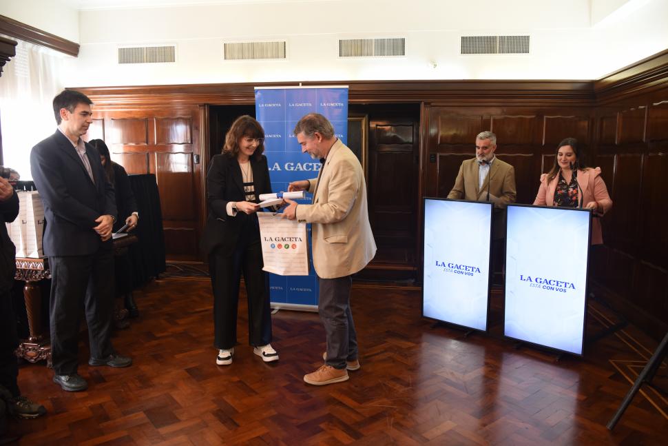 30 AÑOS. Guillermo Monti recibe el reconocimiento de parte de la gerenta Comercial, Patricia Ribone.