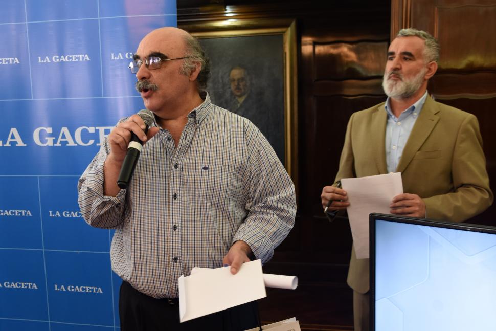 RECUERDOS. Fabio Ladetto, tras recibir el diploma por sus tres décadas en LA GACETA. Junto a él, Indalecio Sánchez.