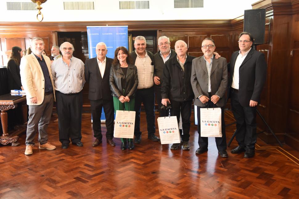 DISTINGUIDOS. Guillermo Monti, Fabio Ladetto, José Nuno, Carmen Carlino, Jorge Nanni, Raúl Amicone, Antonio Ferroni, Fernando García Soto y Daniel Fernández.También cumplieron 30 años Manuel Riva, Valeria Totongi y Daniel Fontanarrosa (ausentes).