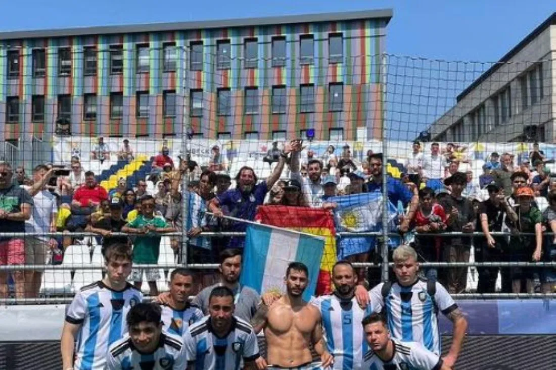 EXPERIENCIA. Gasperini Nieva (camiseta 5) junto a sus compañeros de Selección luego de participar en el Mundial de Essen. En Alemania, Argentina llegó hasta los dieciseisavos de final.