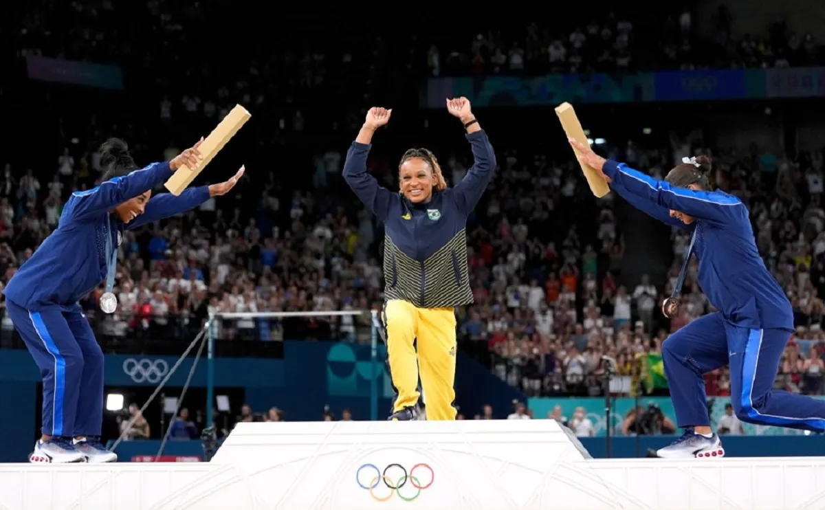 ICÓNICO. Simone Biles y Jorden Chiles se rindieron ante la brasileña Rebeca Andrade.