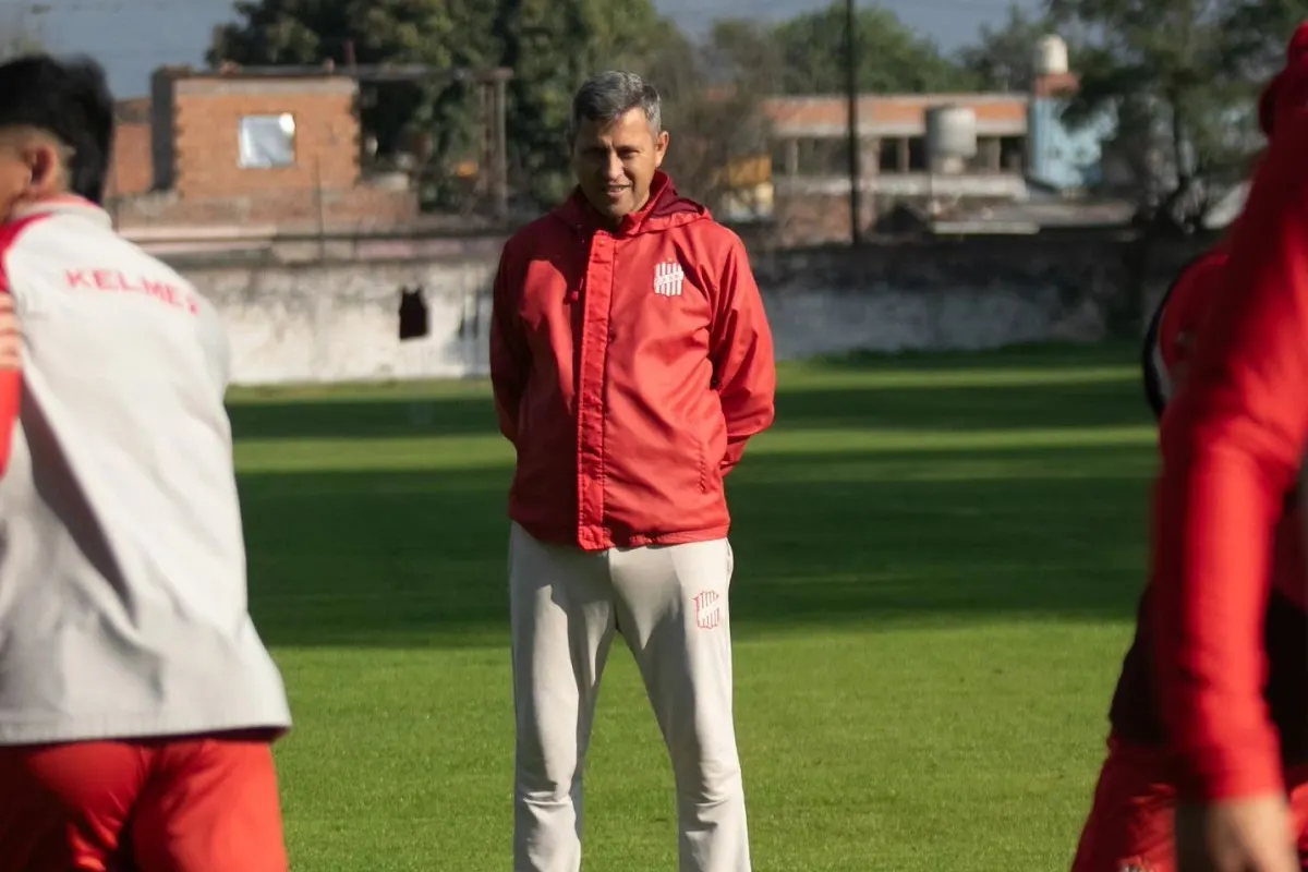 ACTIVO. Diego Flores busca en las prácticas un funcionamiento acorde de todos sus dirigidos.