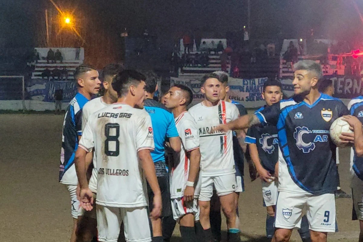 DISCUSIÓN. El partido entre el villero y el pancero terminó 1-0 a favor de la visita. Foto: César Saavedra.