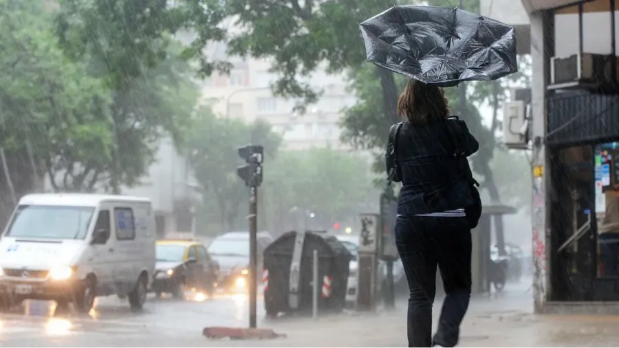 Rige una alerta por tormentas para el centro y litoral del país