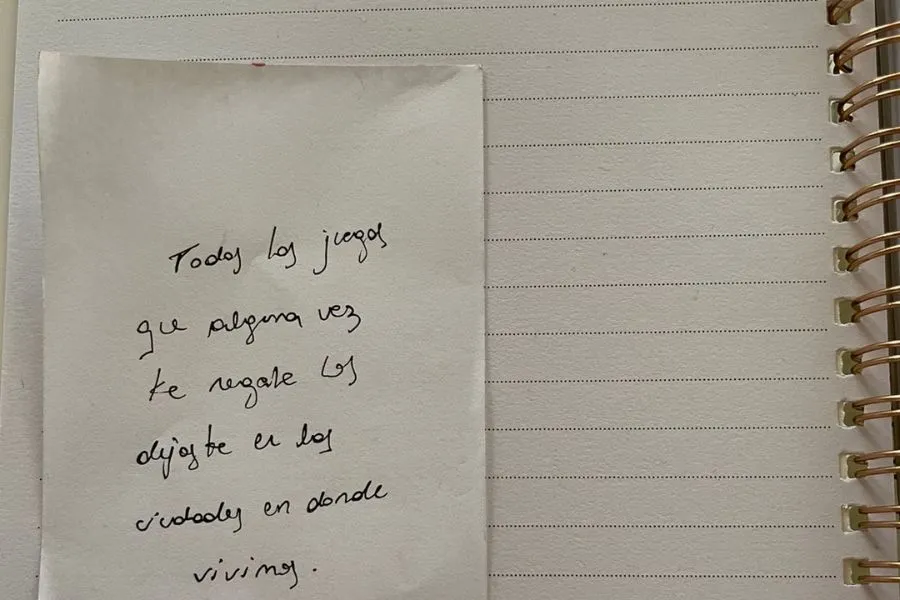 EN TODOS  LADOS. Agos escribía hasta cuando tomaba los pedidos del bar./Foto: Agostina Ferroni