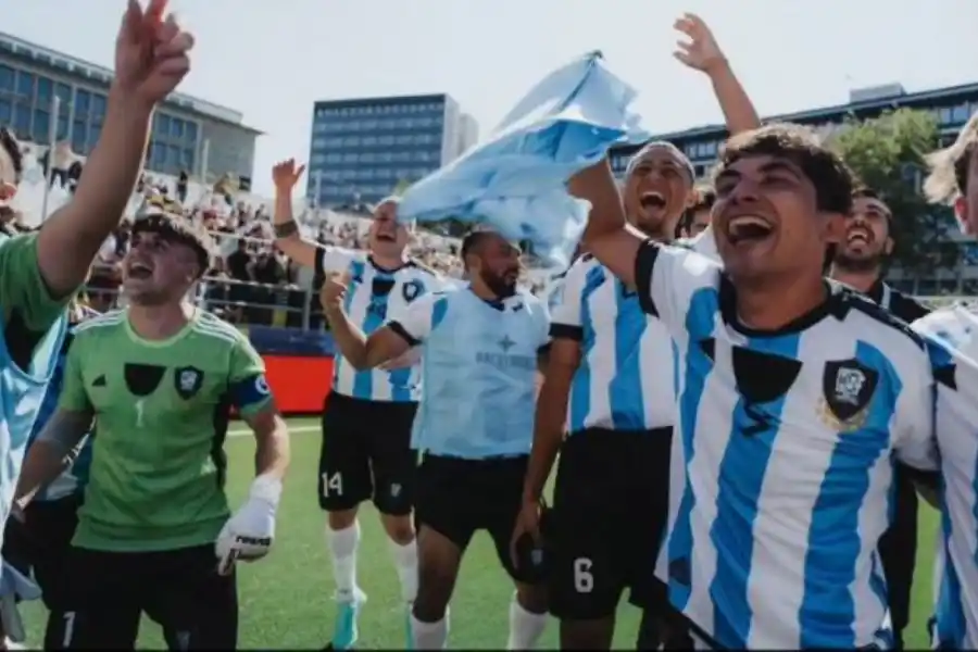 MÁS FESTEJOS. El tucumano (con pechera celeste) tiene toda la fe de ser convocado nuevamente para un Mundial de fútbol reducido..