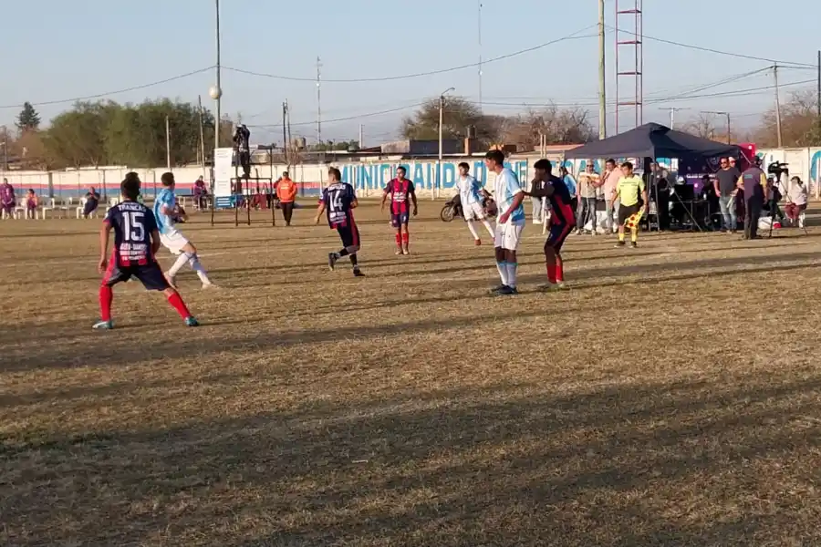 Es tucumano, vive en Europa, tuvo un breve paso por San Martín y jugará el Mundial de fútbol reducido para Argentina
