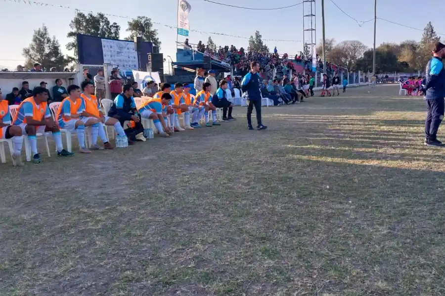 Es tucumano, vive en Europa, tuvo un breve paso por San Martín y jugará el Mundial de fútbol reducido para Argentina
