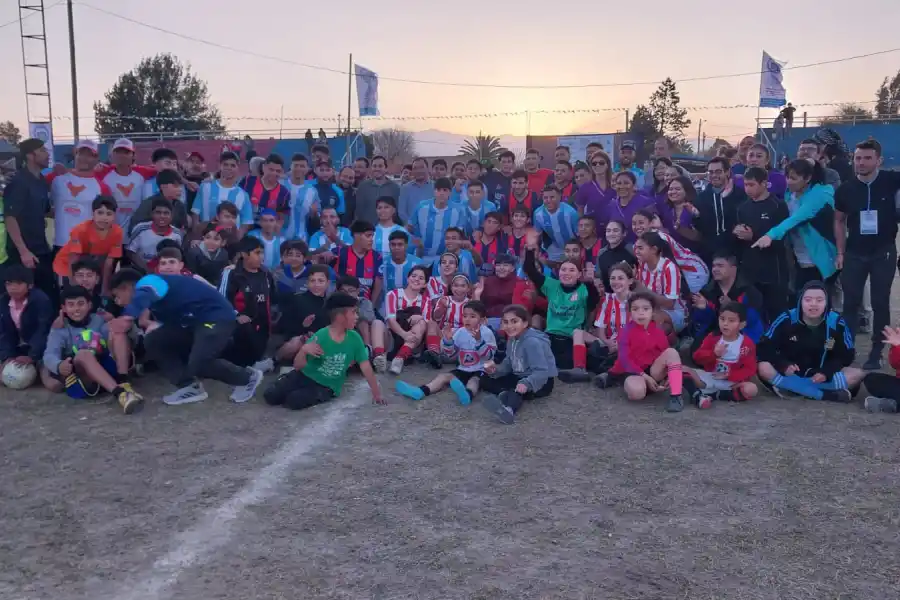 Es tucumano, vive en Europa, tuvo un breve paso por San Martín y jugará el Mundial de fútbol reducido para Argentina