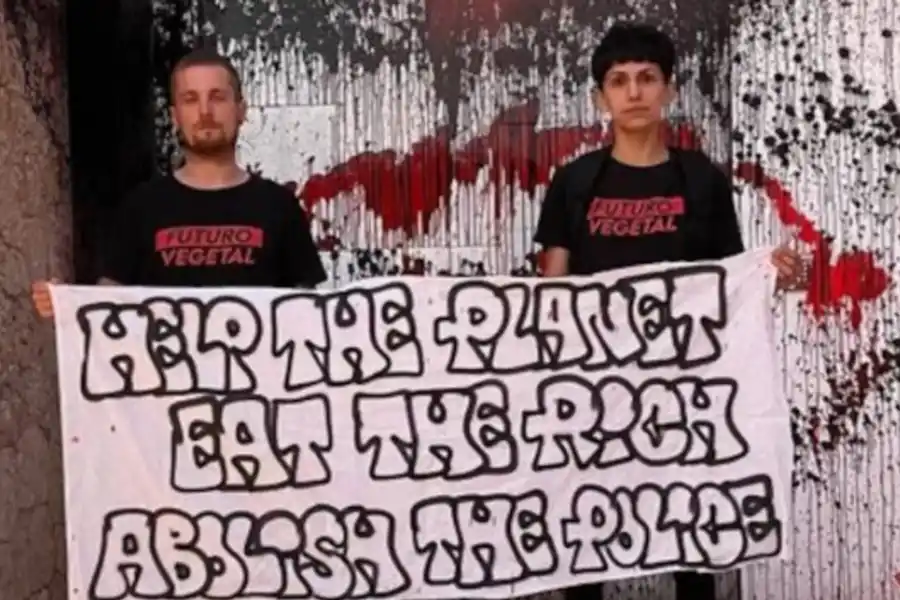 Vandalizaron la mansión de Lionel Messi en Ibiza: “Ayuda al planeta, comete un rico”, escribieron