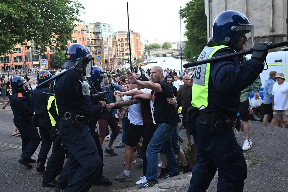 Una ola de violencia contra migrantes se desató en Reino Unido