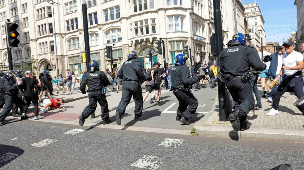 Miles de policías enfrentarán los disturbios en Reino Unido