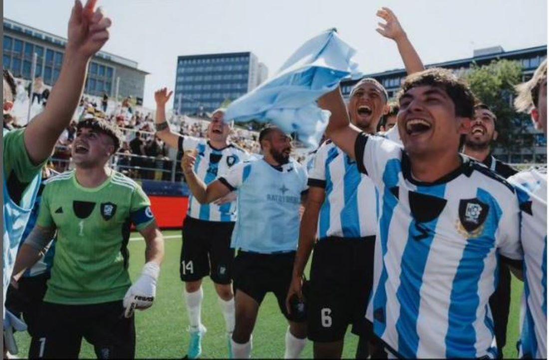 MÁS FESTEJOS. El tucumano (con pechera celeste) tiene toda la fe de ser convocado nuevamente para un Mundial de fútbol reducido..