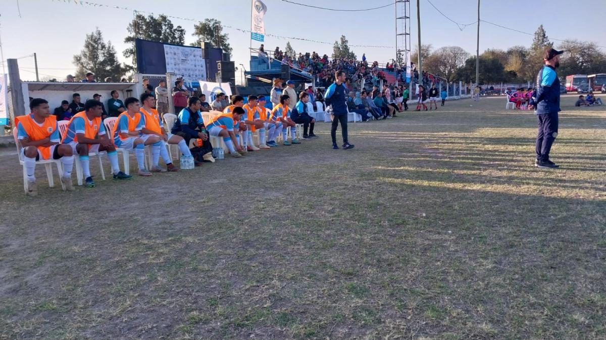 Es tucumano, vive en Europa, tuvo un breve paso por San Martín y jugará el Mundial de fútbol reducido para Argentina