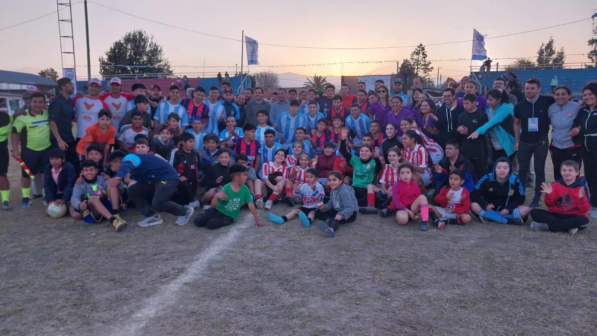 Es tucumano, vive en Europa, tuvo un breve paso por San Martín y jugará el Mundial de fútbol reducido para Argentina