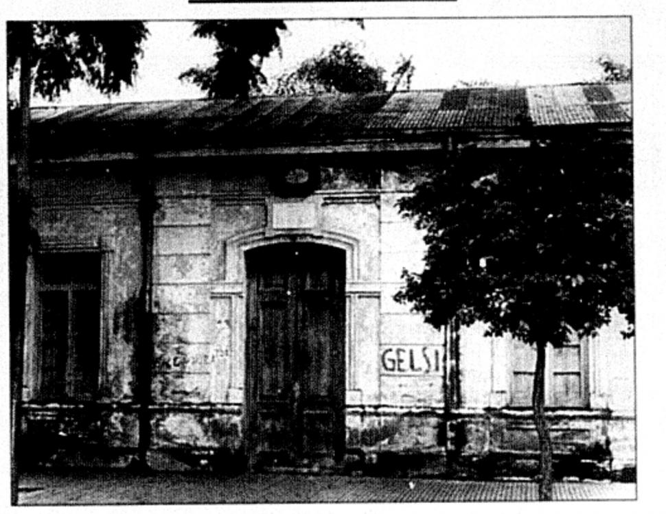 EN 1958. Aquí se puede ver la puerta de entrada al gimnasio, a poco de la demolición.