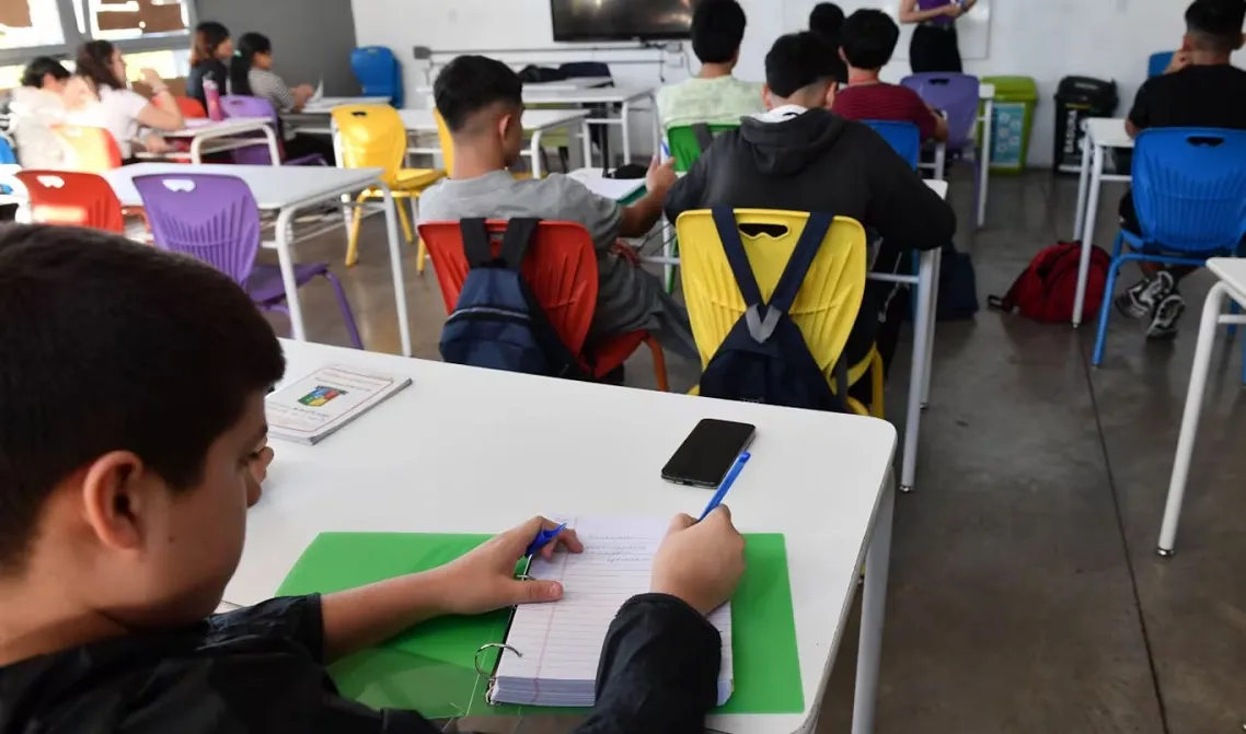 Ciudad de Buenos Aires: alumnos de primaria y secundaria no podrán usar los celulares en clase