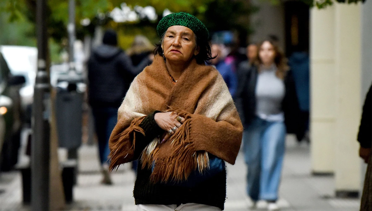 ABRIGADAS. Las tucumanas y tucumanos debieron salir a la calle con ropa más invernal debido al descenso de la temperatura.