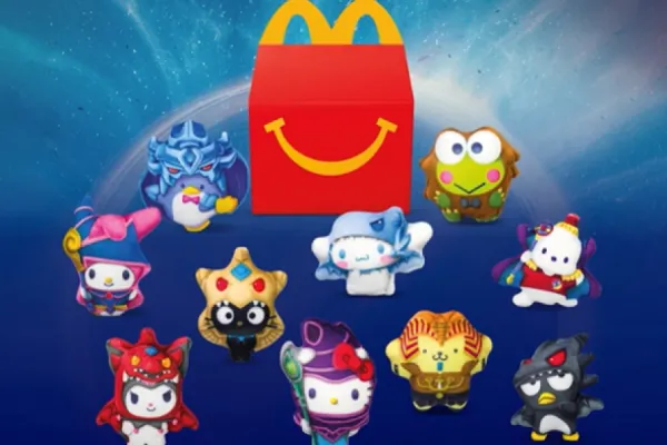 La nueva cajita feliz de McDonalds inunda las redes de Hello Kitty y Yu Gi Oh