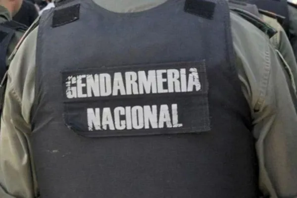 Detienen a un hombre que viajaba con cocaína adosada al cuerpo