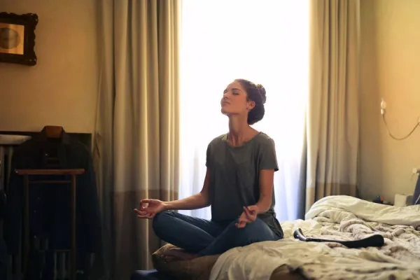 Por qué meditar al menos 10 minutos diarios puede ser clave para el rendimiento estudiantil