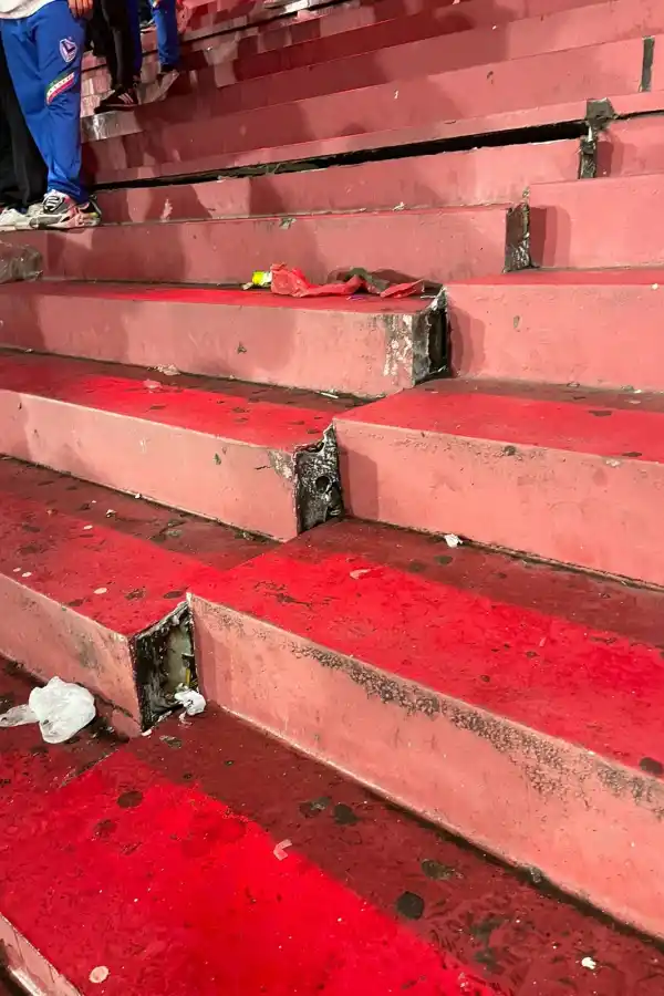 Impactante: una tribuna del estadio de Independiente sufrió un desplazamiento