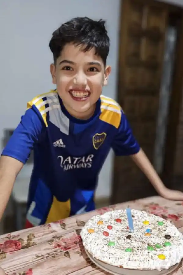 DE BOCA. Máximo no se quita la remera ni en su cumpleaños.