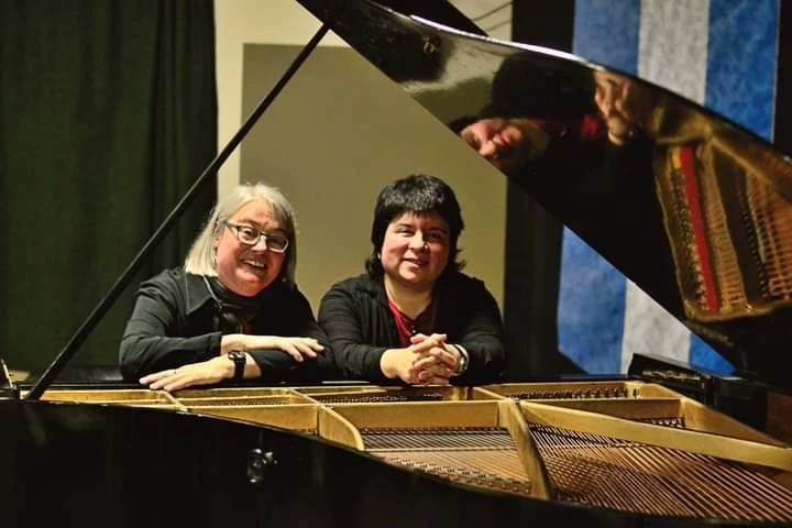 DESDE ALEMANIA. Las pianistas Adriana Sánchez y Dorothee Broichhausen visitan una vez al año Tucumán.