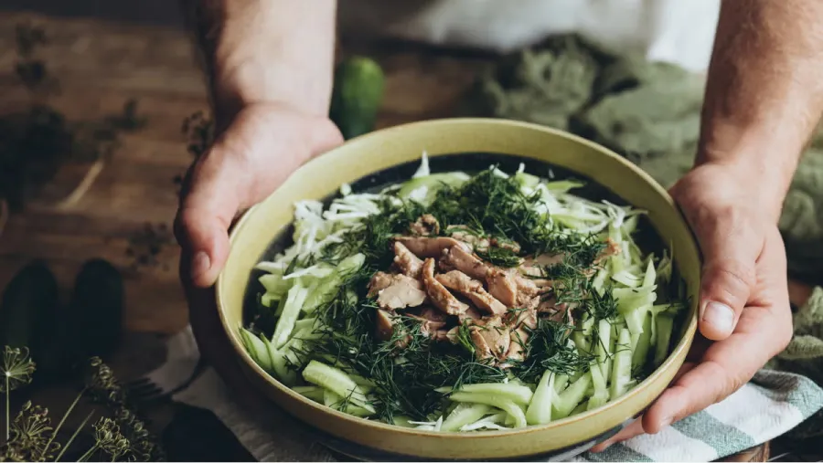 Comer verduras de hojas verdes en le cena mejora la digestión