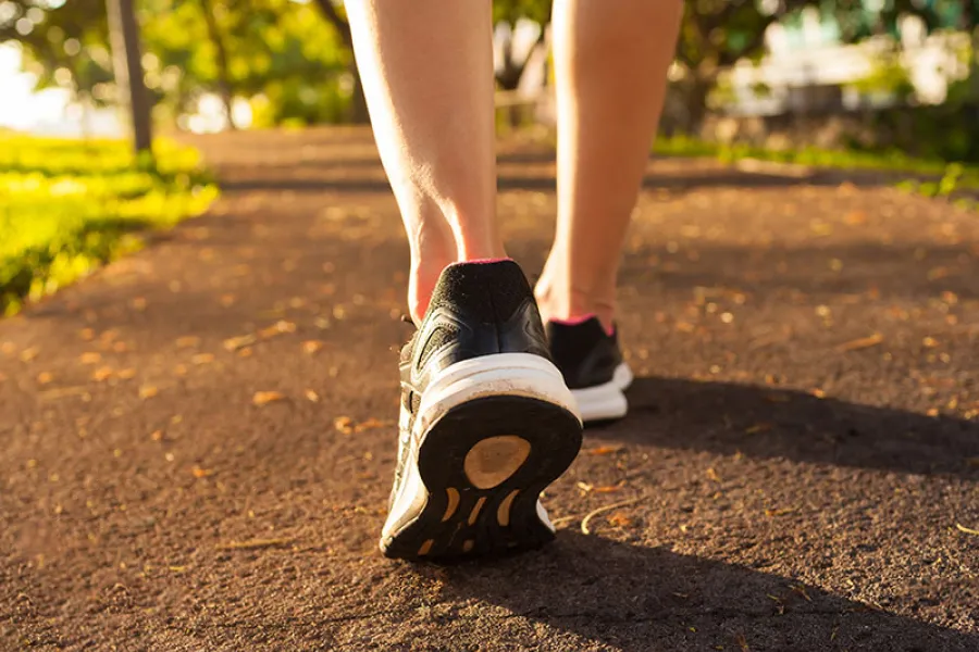 ¿Cuáles son los beneficios de caminar por la mañana?