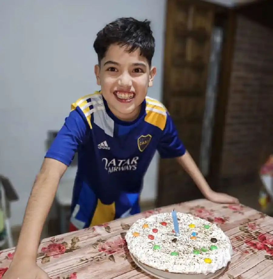 DE BOCA. Máximo no se quita la remera ni en su cumpleaños.